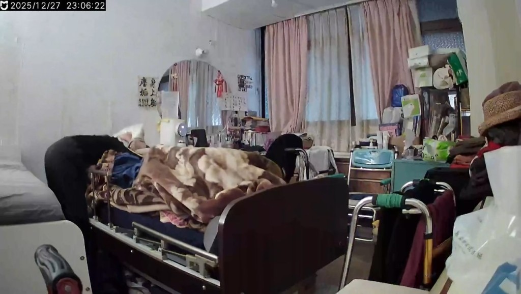 閉路電視拍下看護奮身保護婆婆一刻。threads@ta2__l__tattoo 閉路電視拍下看護奮身保護婆婆一刻。threads@ta2__l__tattoo