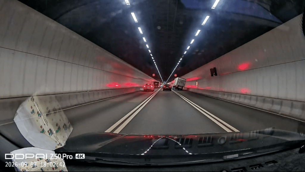 貨車切入右邊行車線後,一度逼近路壆,再急急向左扭軚修正方向,車身隨即出現劇烈擺動。Facebook 車cam L(香港群組) 影片截圖 貨車切入右邊行車線後,一度逼近路壆,再急急向左扭軚修正方向,車身隨即出現劇烈擺動。Facebook 車cam L(香港群組) 影片截圖