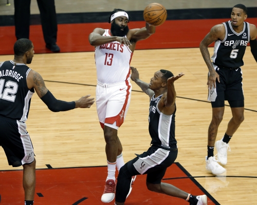 哈登(中)首战季前赛。AP