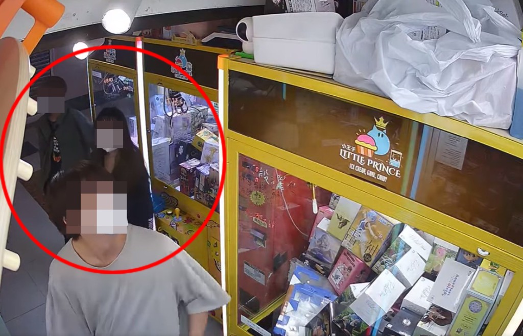 本月22日在大埔廣場另一家夾公仔機店發生的盜竊，姓梁事主認出其中2人為本月16日深夜犯案的同一幫人。(影片截圖)