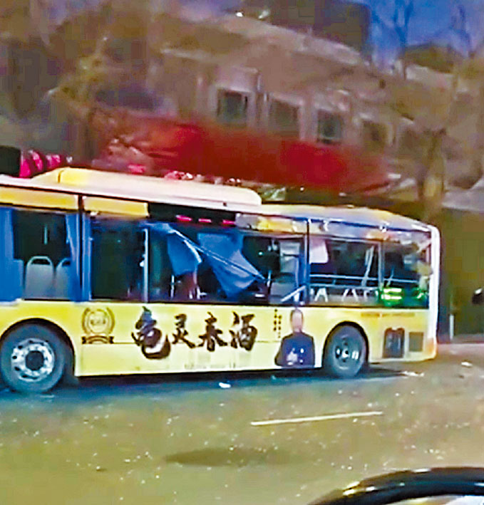 發生爆炸的巴士車窗全毀。