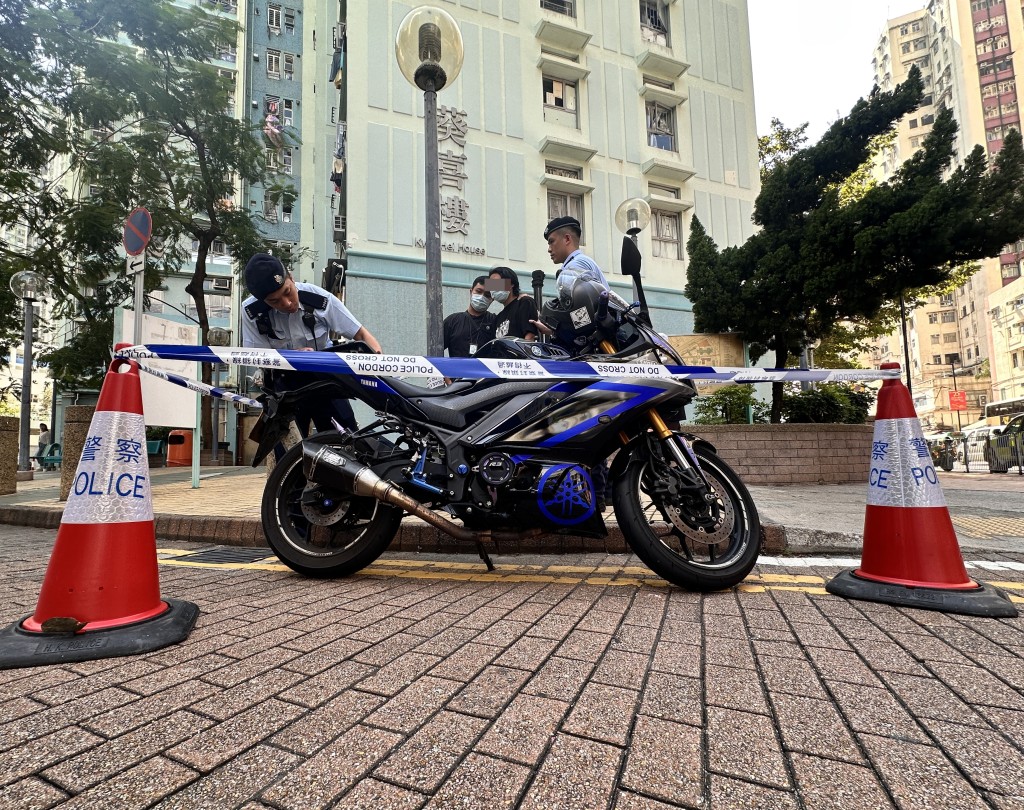 警方押同疑犯搜查电单车。