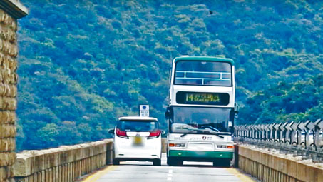 ■大潭道水壩常出現對頭車塞爆情況。