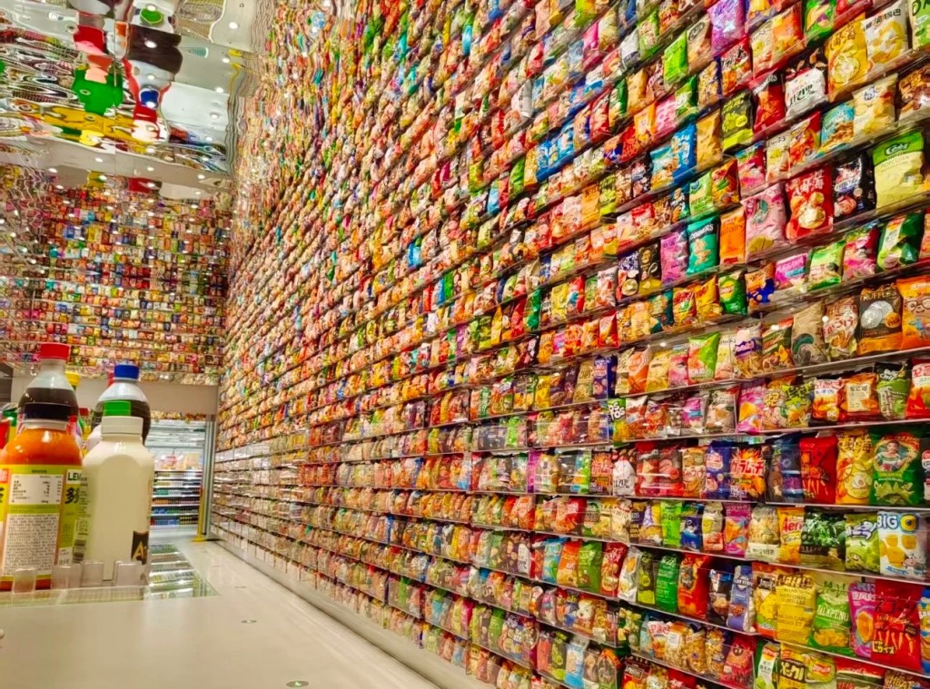 長沙「零食王國」大如30籃球場，滙聚6500品牌超過4萬款零食。小紅書@君子