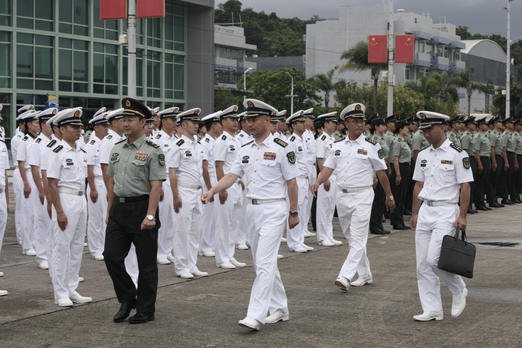 軍樂隊奏樂歡送。 軍樂隊奏樂歡送。