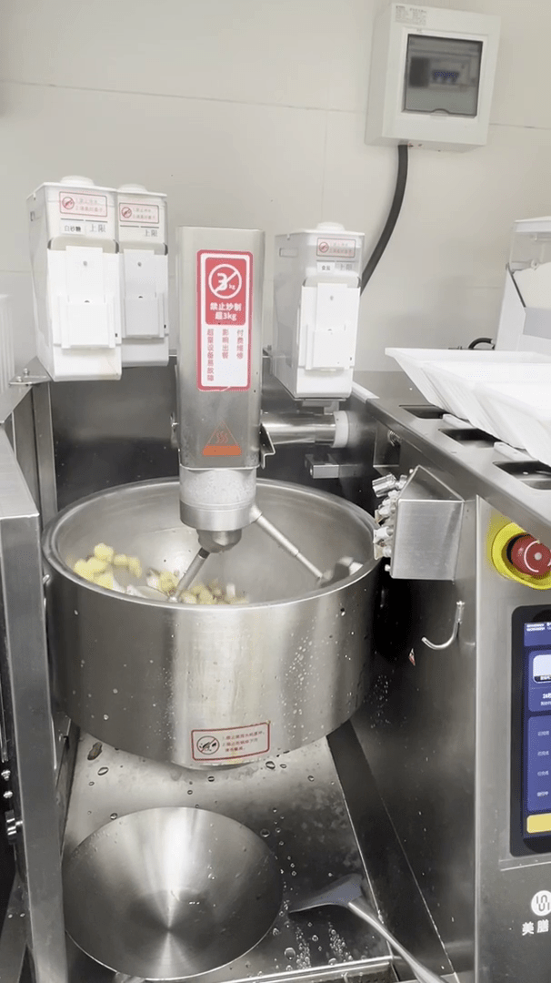 机械人大厨掀后厨革命，标榜还原九成“锅气”。