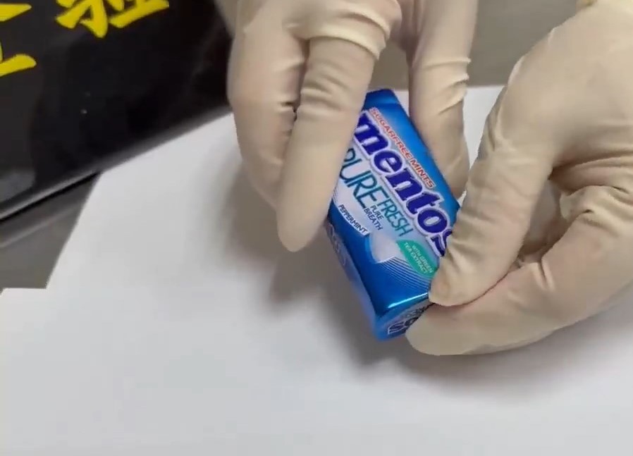 關員發現口香糖內藏有大麻。海關發布