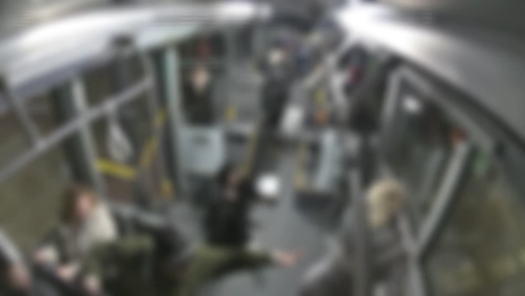 巴士上站着的乘客因急煞車跌倒。 TLT 巴士上站着的乘客因急煞車跌倒。 TLT