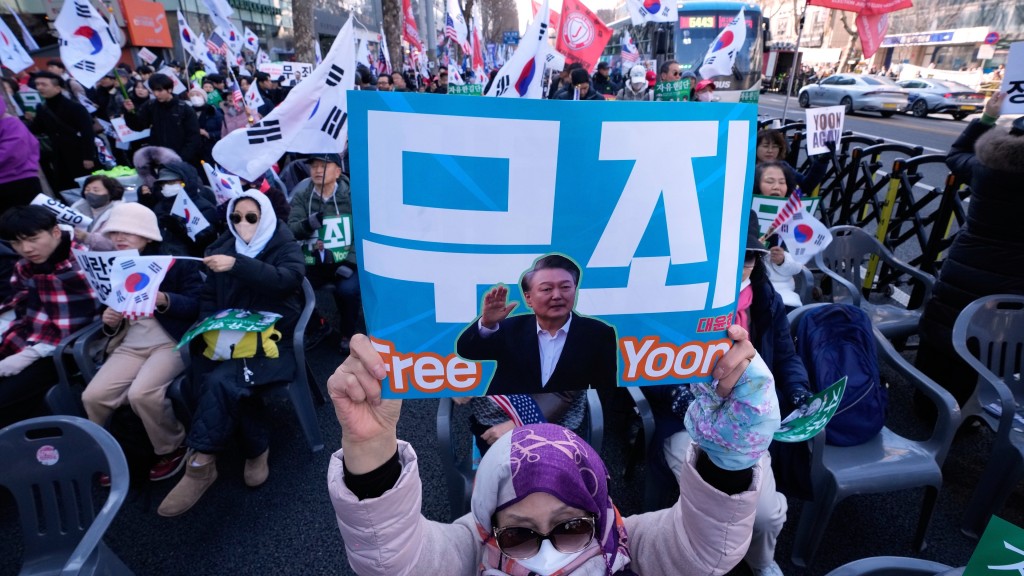 尹錫悅判亂案宣判，大批支持者在首爾中央地方法院外集會求判無罪。 美聯社