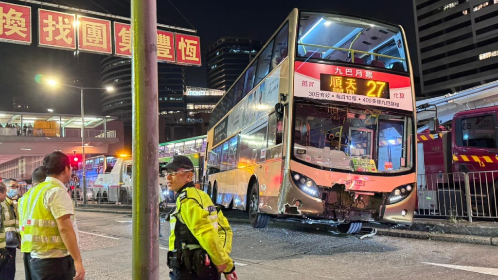 旺角九巴自炒剷上石壆 撞毀20米圍欄司機受傷 洗衣街全封