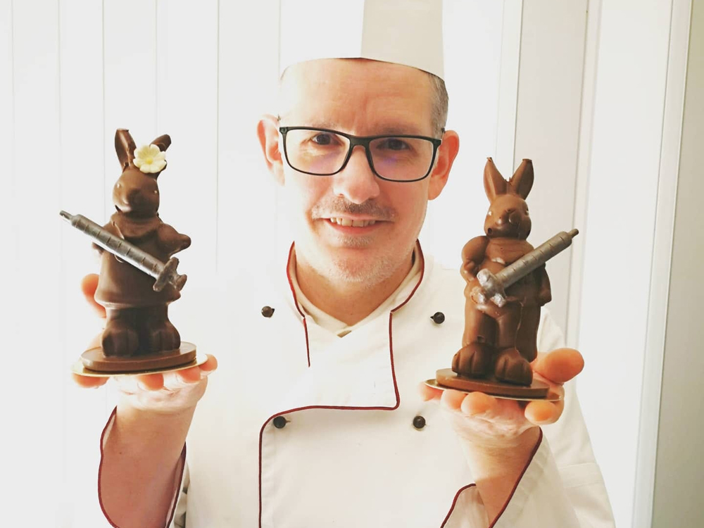 匈牙利甜品達人巧製手持疫苗朱古力復活兔。圖片：Laszlo Rimoczi Facebook