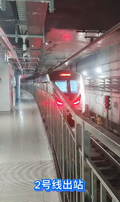浙江紹興地鐵2號線13日發生列車撞上清潔工事故，導致3死1傷。示意圖。小紅書