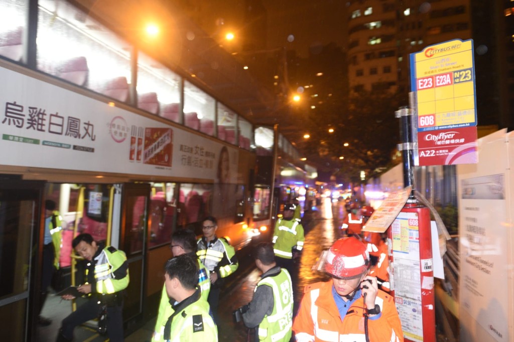 意外造成至少10人受傷,當中包括3名車長,警方正調查事件。