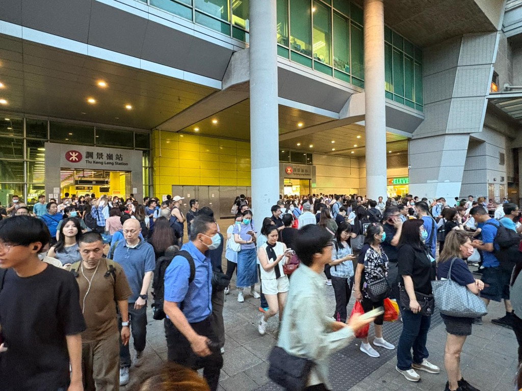 調景嶺站外目測最少有逾300人。黃子龍攝 調景嶺站外目測最少有逾300人。黃子龍攝