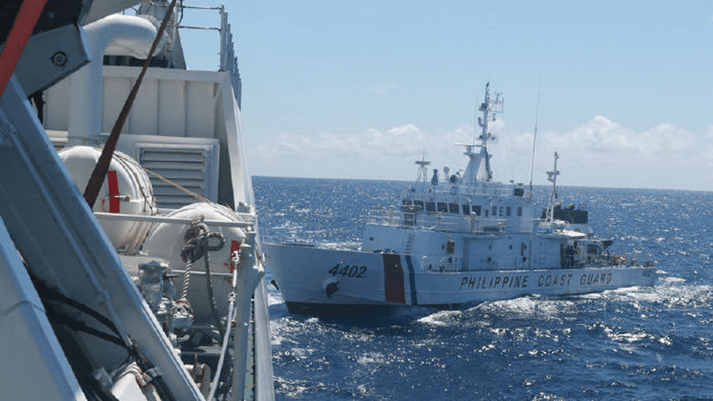 菲律賓船闖仁愛礁，中國海警以高壓水炮驅離。