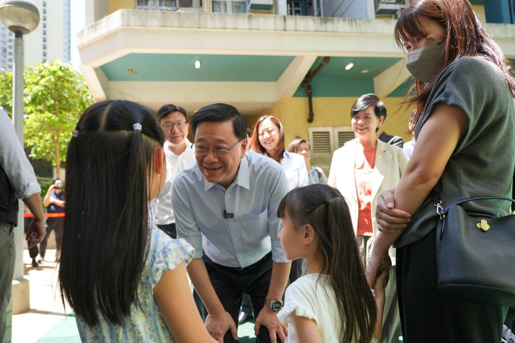 與居民交流。 與居民交流。
