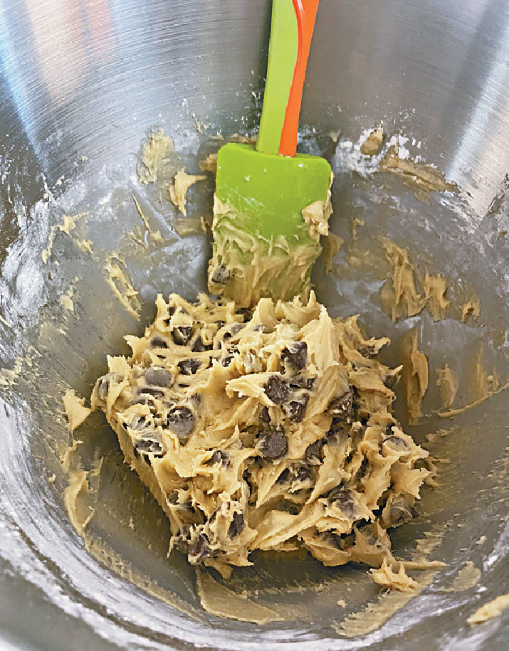 再拌入朱古力粒。