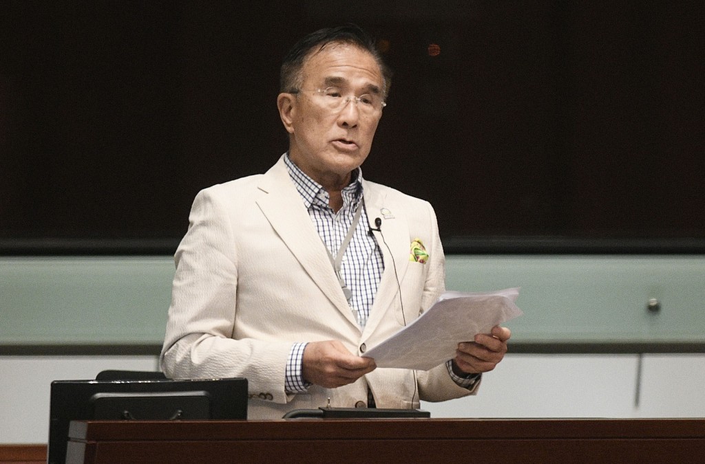田北辰分享日前在灣仔告士打道遭遇旅遊巴士違規停車「落客」導致交通阻塞的經歷。 田北辰分享日前在灣仔告士打道遭遇旅遊巴士違規停車「落客」導致交通阻塞的經歷。