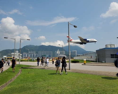 大批市民步行入機場。