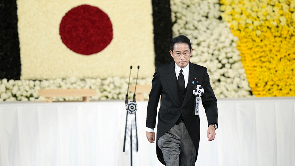 岸田文雄在安倍晉三國葬儀式中發表追悼詞，讚安倍是有勇氣的人。路透