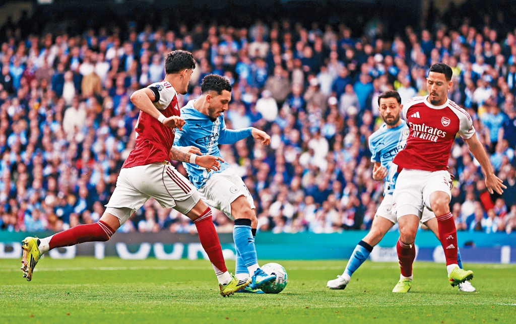 卓基（中）為曼城先開紀錄。