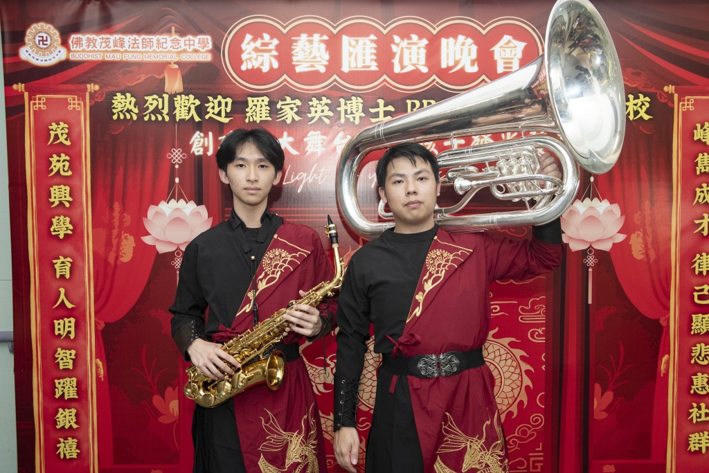 步操管樂團 - 左起:孫甲章、李文樂 步操管樂團 - 左起:孫甲章、李文樂