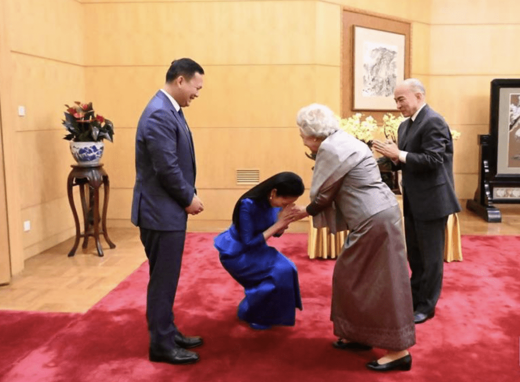 洪馬內和夫人14日在北京覲見正進行例行健康檢查的柬埔寨國王諾羅敦·西哈莫尼和國母莫尼列。圖：柬中時報