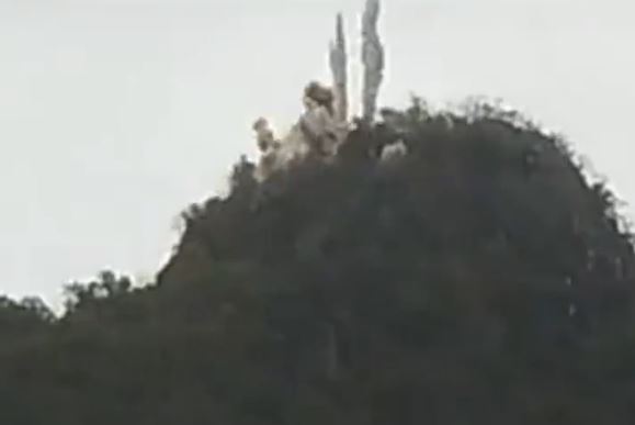 惠州有矿产公司炸山时，意外损毁山下岩子村祠堂。影片截图