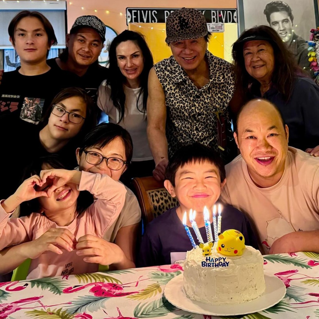 晚上便相約爺爺許冠傑及大伯許懷欣一家四口一齊為Tyler慶祝生日，許冠傑一身豹紋look現身，豹紋cap帽、豹紋背心，似足開騷般。