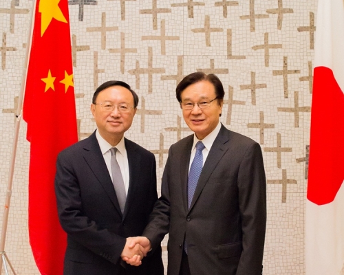 楊潔篪(左)與日谷內正太郎會面。新華社