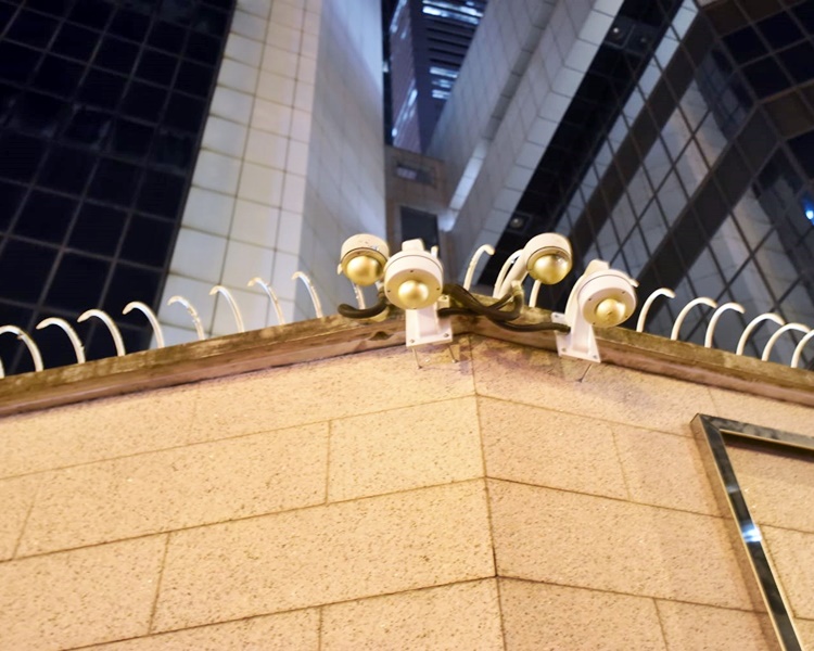 警總外的閉路電視被噴上白油。