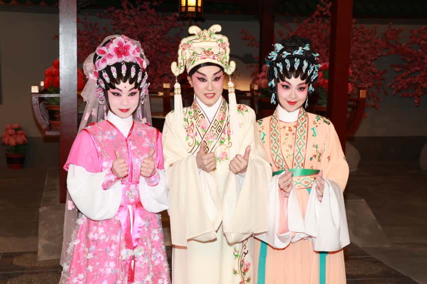 林曉慧感謝蓋鳴暉給予機會及教導,對方教導她走位、表情演繹及怎樣使用道具。 林曉慧感謝蓋鳴暉給予機會及教導,對方教導她走位、表情演繹及怎樣使用道具。