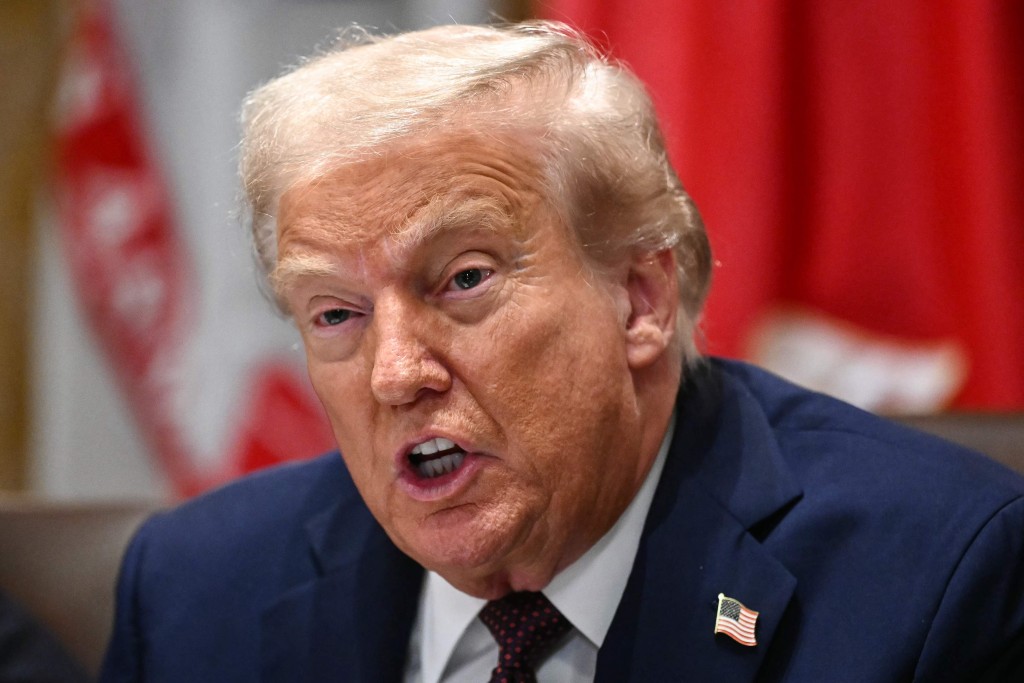 特朗普簽署行政命令,下調日本汽車進口關稅。法新社 特朗普簽署行政命令,下調日本汽車進口關稅。法新社