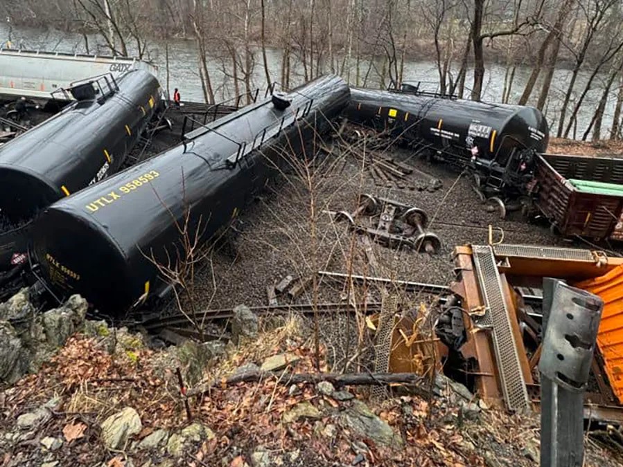 美國列車相撞，有車卡翻進河溝。