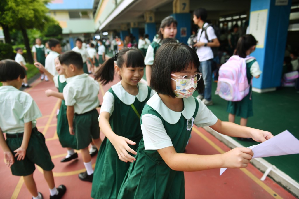 教育局的视学和外评发现不少学校在小一上学期仍主要采用纸笔评估，批评「做法欠妥善」。 资料图片