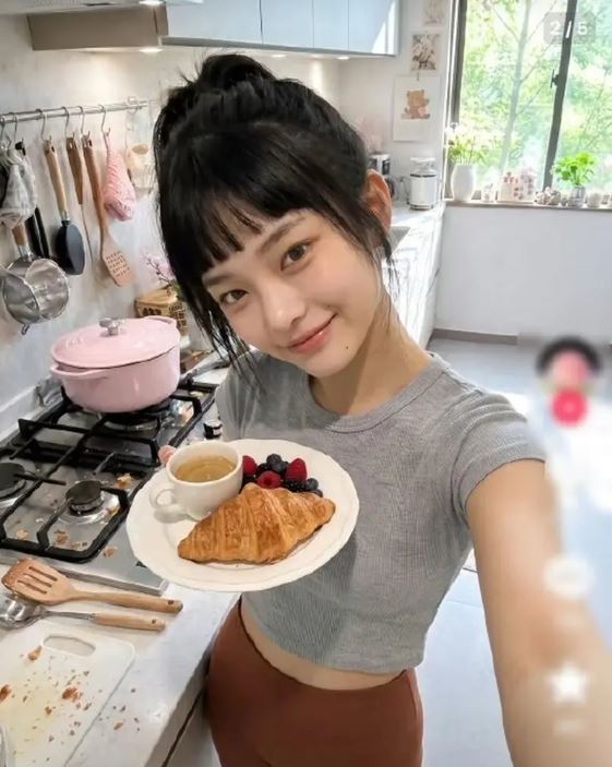 AI短剧《被裁掉的女孩》爆红外，虚拟男女主角更经营个人社交账号，进一步冲击真人演员。抖音