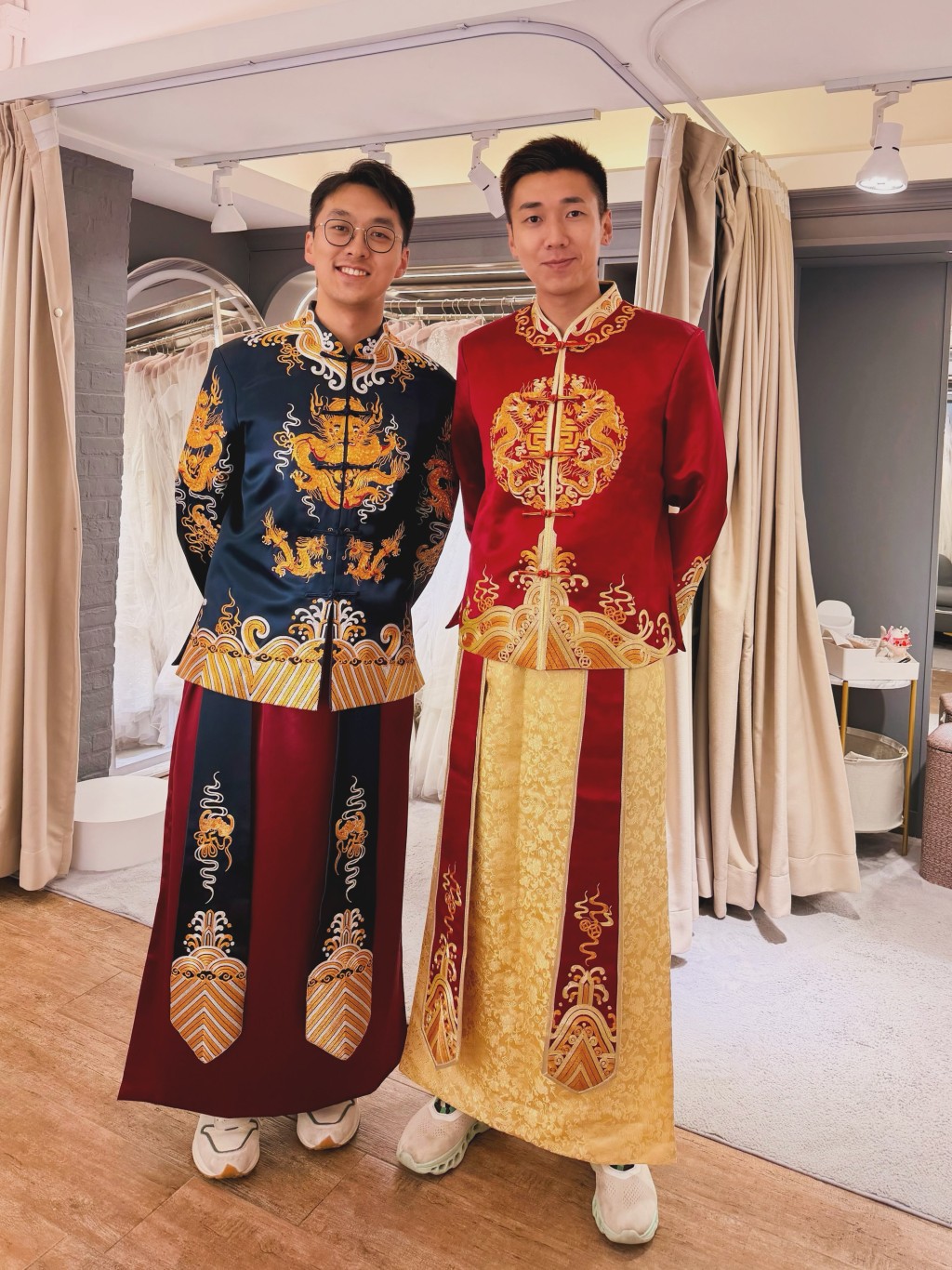 陳書君（右）與未婚夫Steven齊齊換上大紅與深藍配金龍刺繡的中式傳統馬褂，喜氣洋洋為明年加拿大婚禮作準備。（影片截圖：《生死下午茶》）