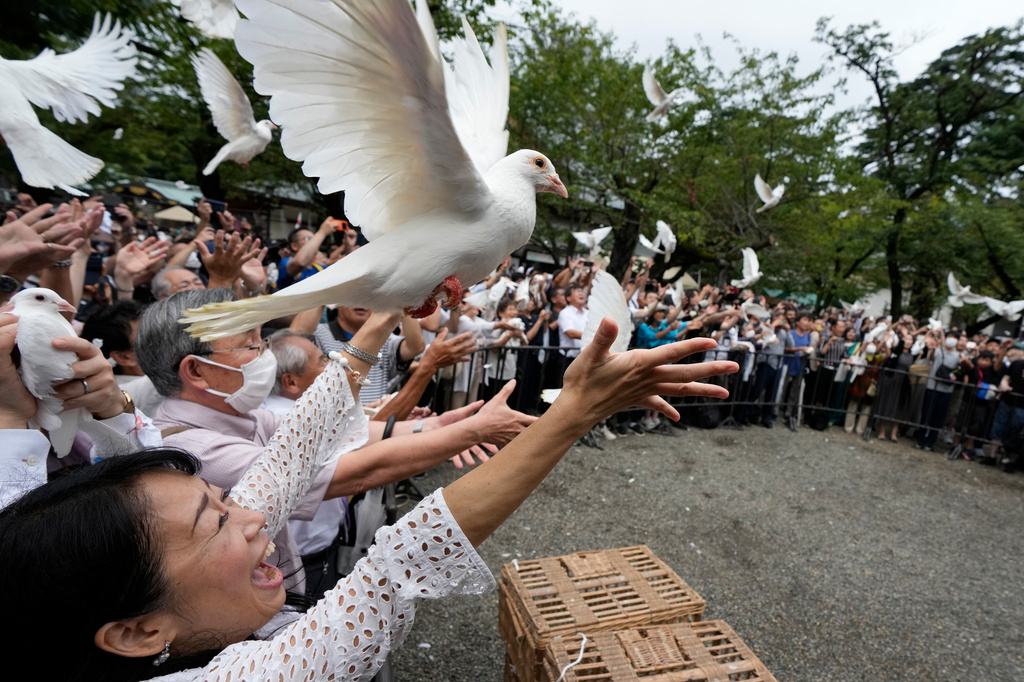 人們排隊參拜靖國神社。 美聯社資料圖片 人們排隊參拜靖國神社。 美聯社資料圖片