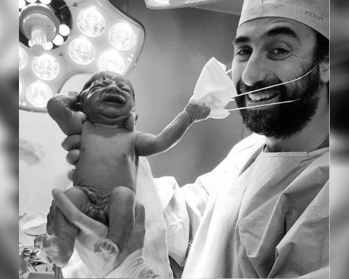 婦科醫生Dr Samer Cheaib分享初生嬰扯開口罩照片。(網圖)