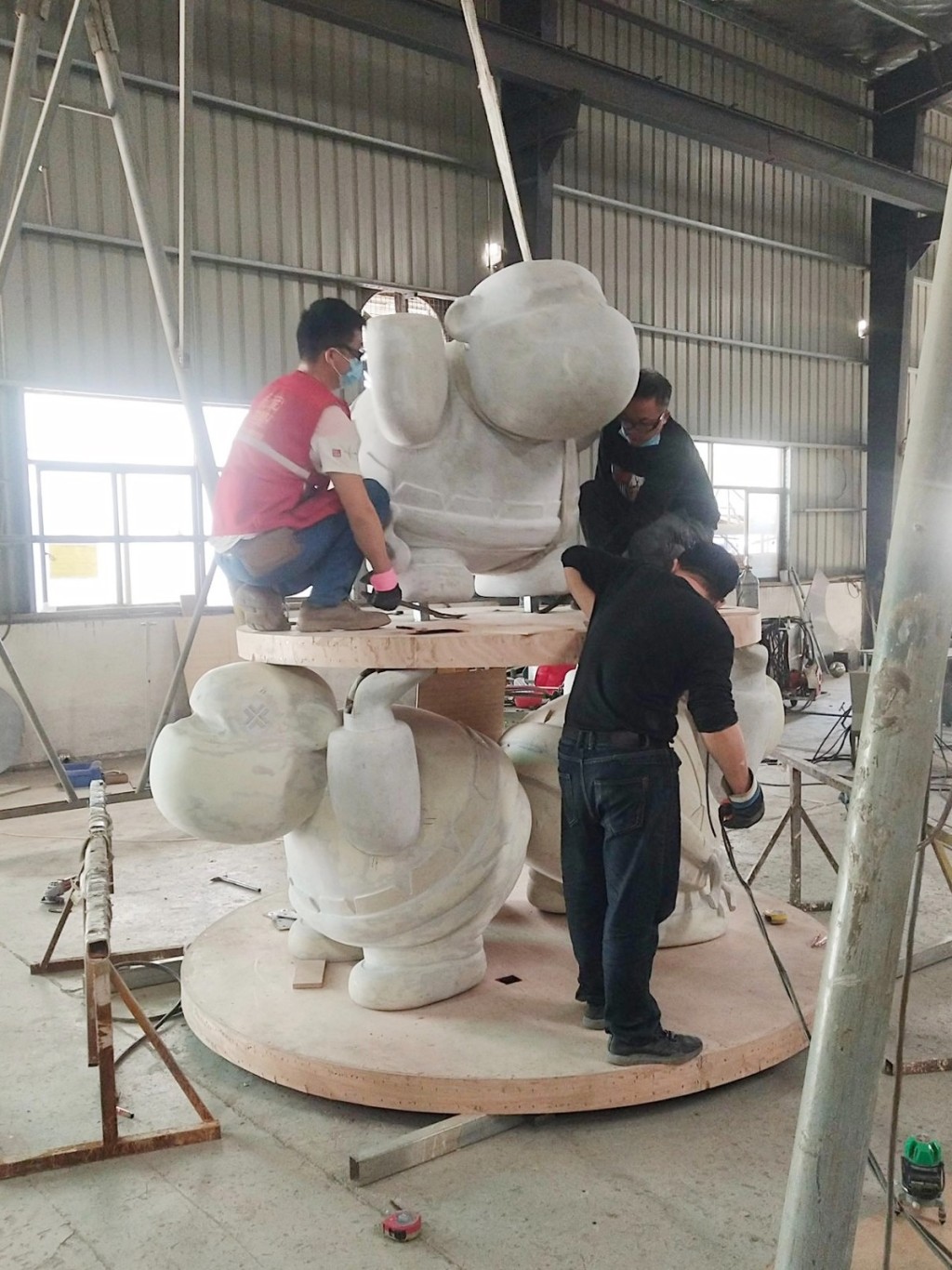 阿葛figure化身而成高4.5米的「醒獅疊羅漢」藝術裝置。