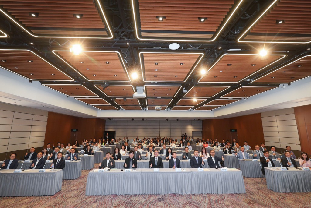 醫療、健康、科技、學術等不同領域專家及代表匯聚一堂,圍繞行業發展及合作議題進行深度交流。 醫療、健康、科技、學術等不同領域專家及代表匯聚一堂,圍繞行業發展及合作議題進行深度交流。