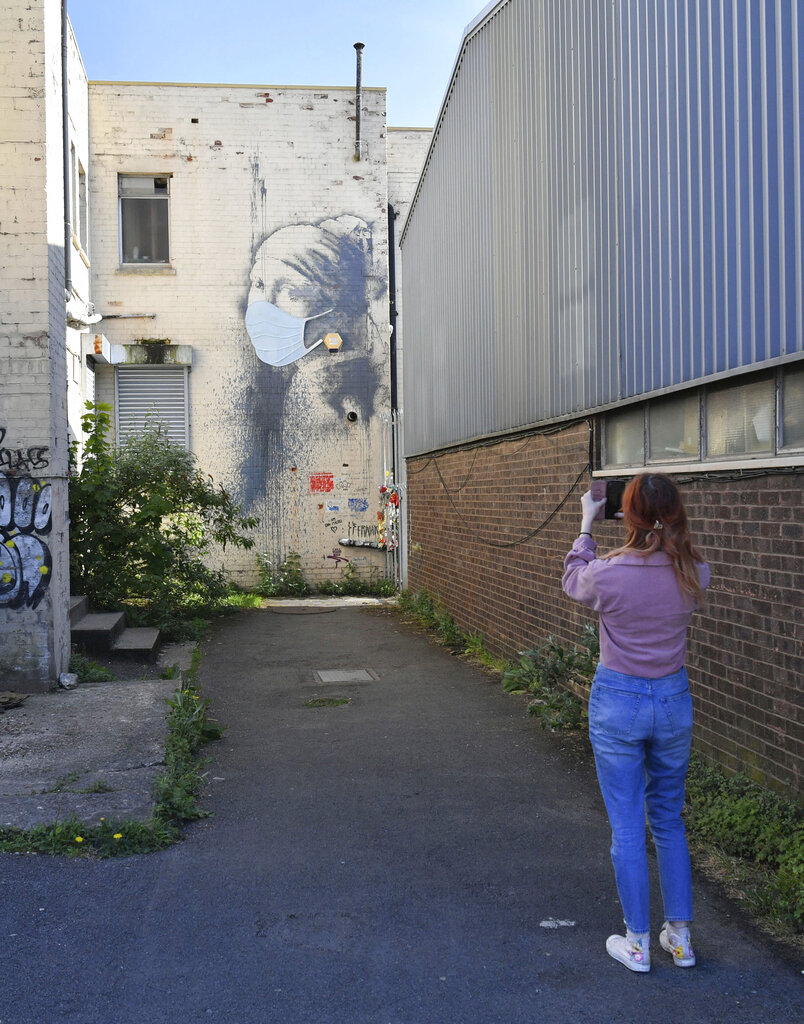 被戴口罩的《刺穿耳膜的少女》。AP