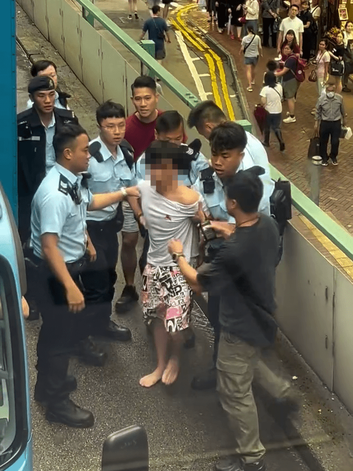 同袍趕至增援將疑犯帶走。FB：車Cam L（香港群組）