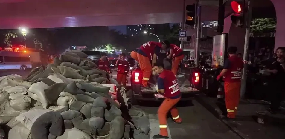廣西南寧北大橋出現地陷及塌陷,1300多人連夜搶修。 廣西南寧北大橋出現地陷及塌陷,1300多人連夜搶修。