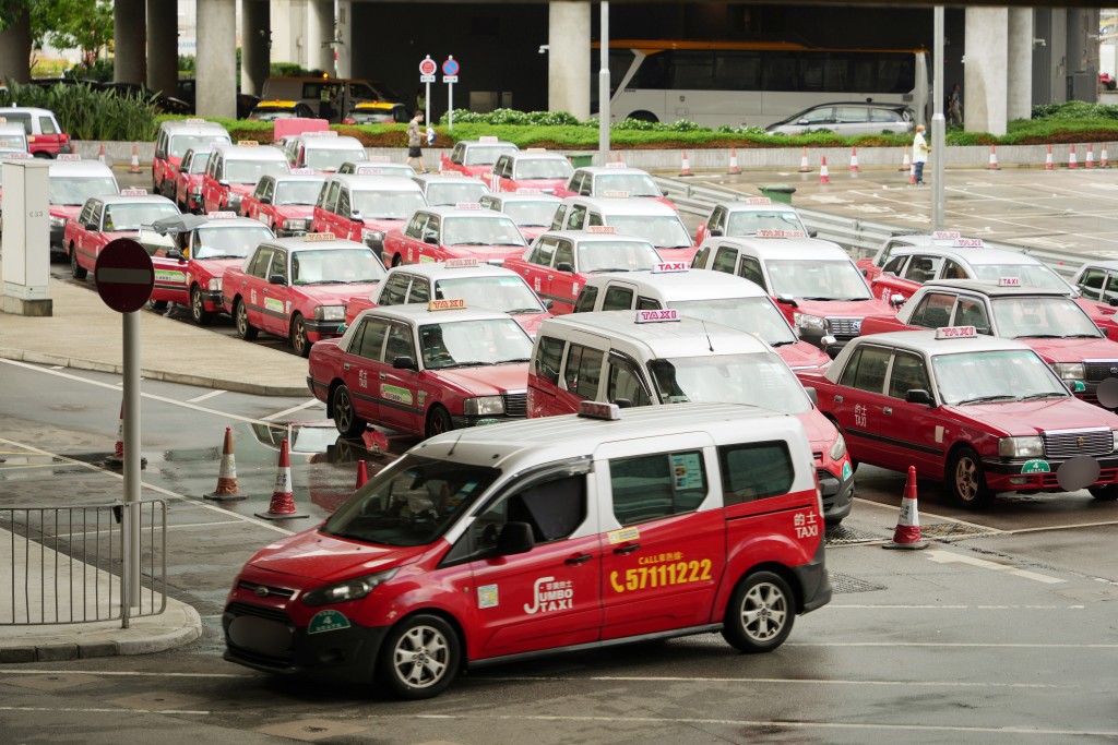近年多了七人車的士選擇。資料圖片 近年多了七人車的士選擇。資料圖片