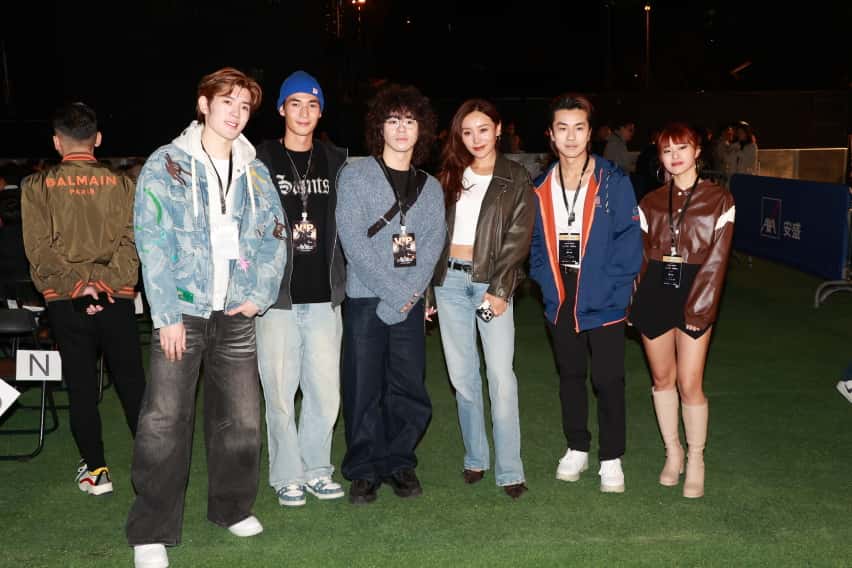 何珮瑜（右三）、楊天宇（左二）、洪助昇（左）、曾比特（左三）；樂隊The Lemon Ones兩位成員黃俊豪（Jero，右二）及陳瑞寶（Bobo，右）來支持Black Eyed Peas與Gin Lee。