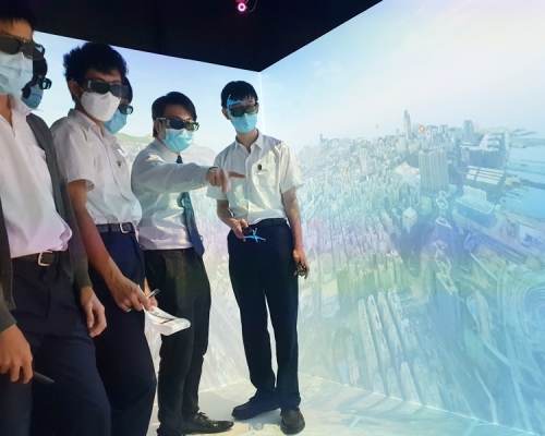 粉嶺救恩書院引進VR Cave系統，讓師生以虛擬實境方式進行教學，便於疫下的考察活動。梁子健攝
