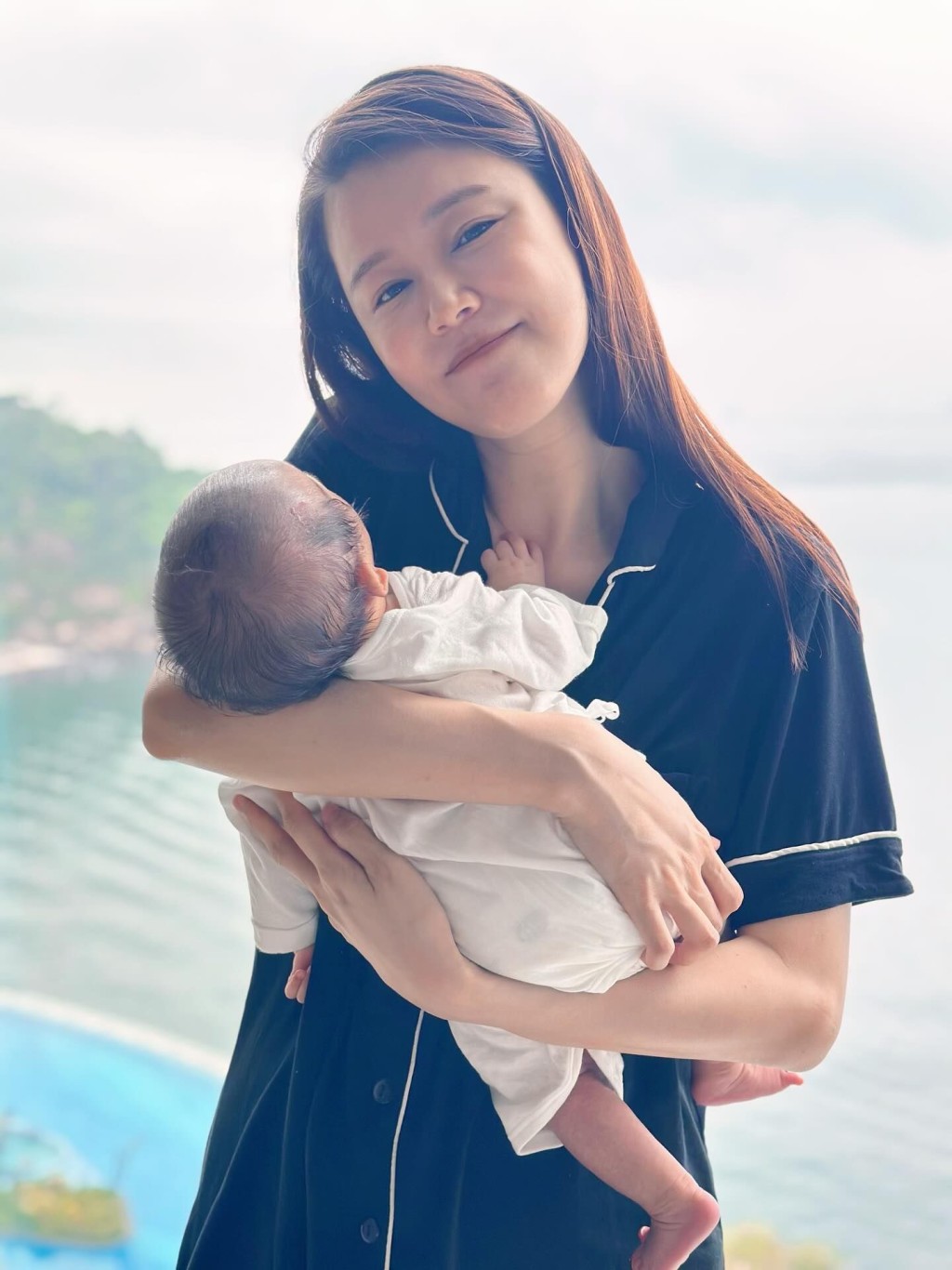黃翠如首過母親節。 黃翠如首過母親節。