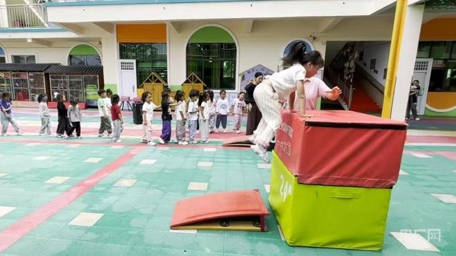 河南商丘一間農村幼稚園的「軍訓式」體育堂體育堂,吸引逾千省外家長問入學。央廣網 河南商丘一間農村幼稚園的「軍訓式」體育堂體育堂,吸引逾千省外家長問入學。央廣網