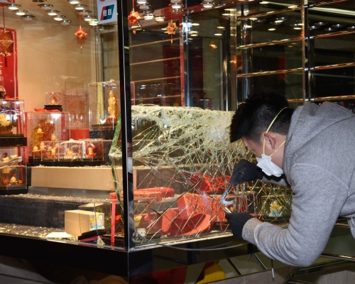 金鋪懷疑遭賊人扑爆櫥窗爆竊。